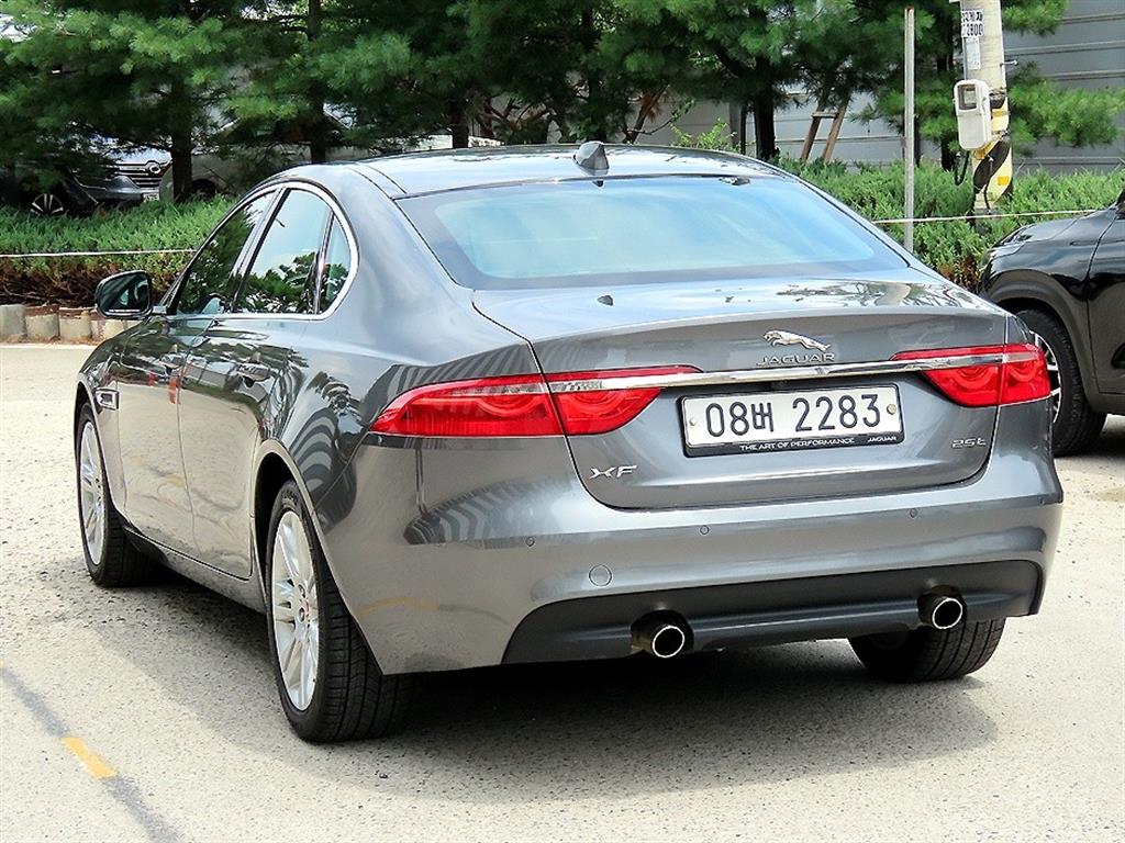 Jaguar XF 2.5T Prestige 4