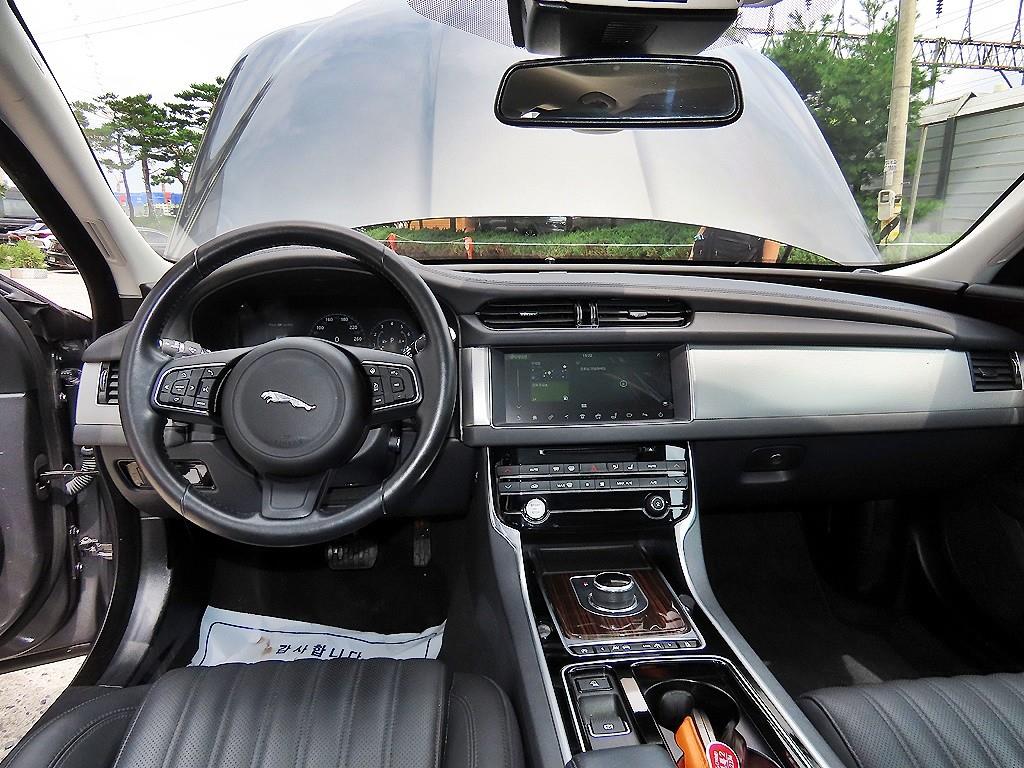 Jaguar XF 2.5T Prestige 8