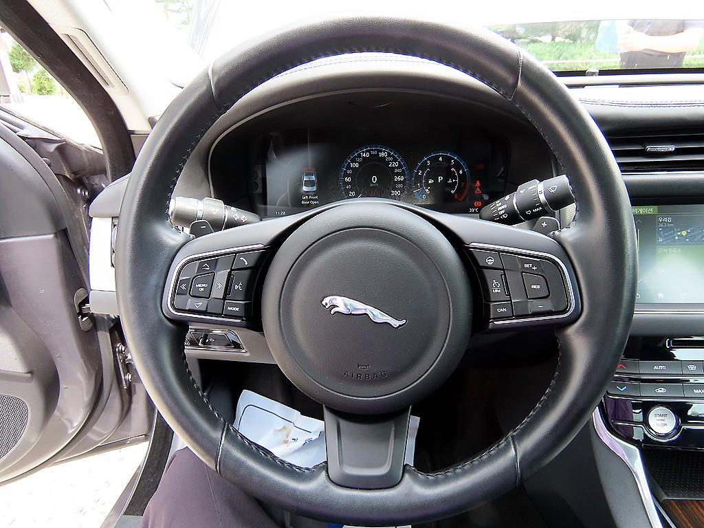 Jaguar XF 2.5T Prestige 9