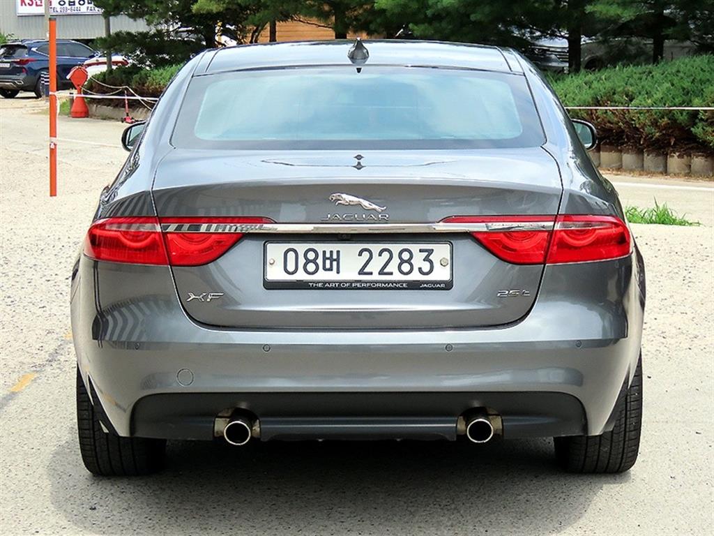 Jaguar XF 2.5T Prestige 5
