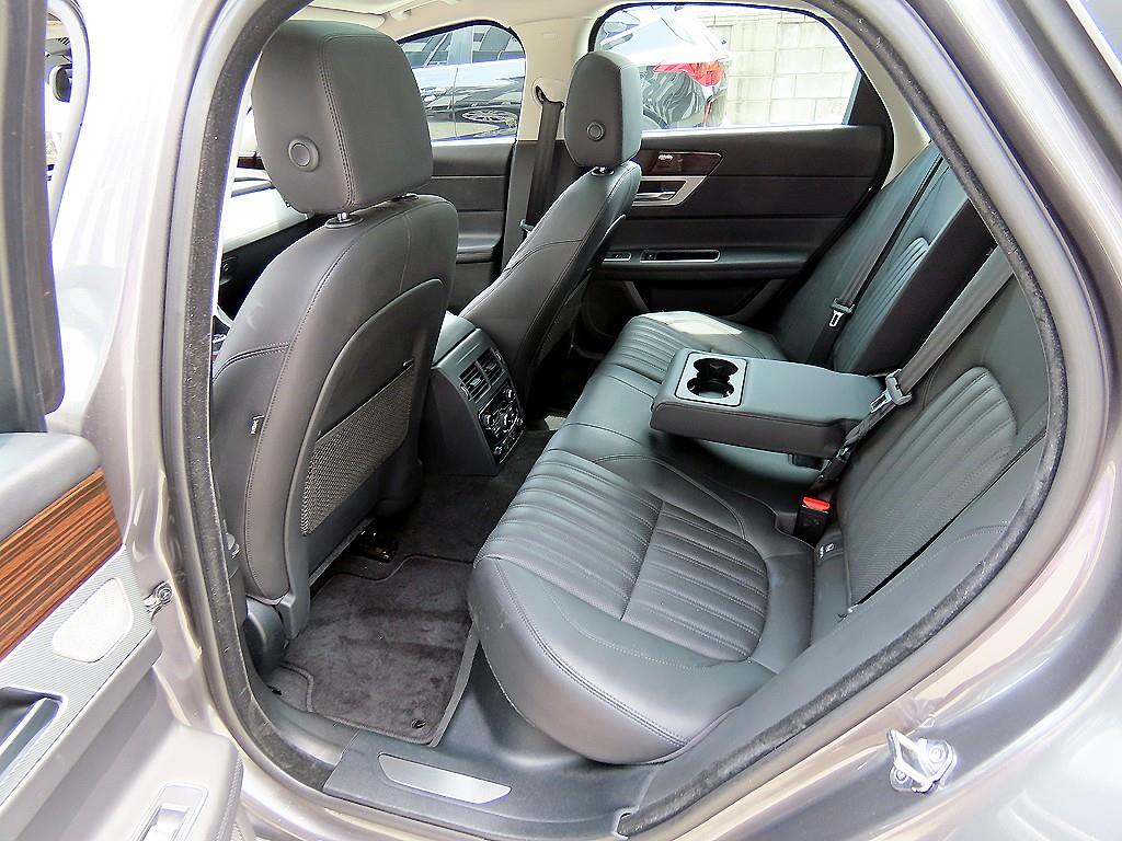 Jaguar XF 2.5T Prestige 7