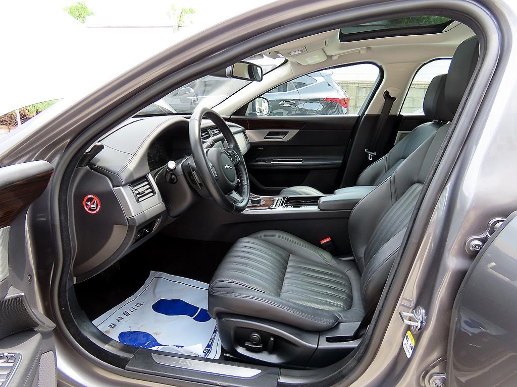 Jaguar XF 2.5T Prestige 6