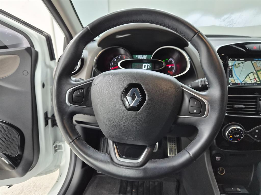 Renault Clio Intense Panoramic 10
