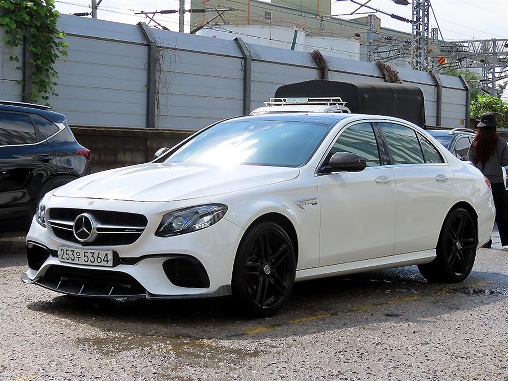 벤츠 E 클래스 E63 AMG 4MATIC+ 사진 2/20