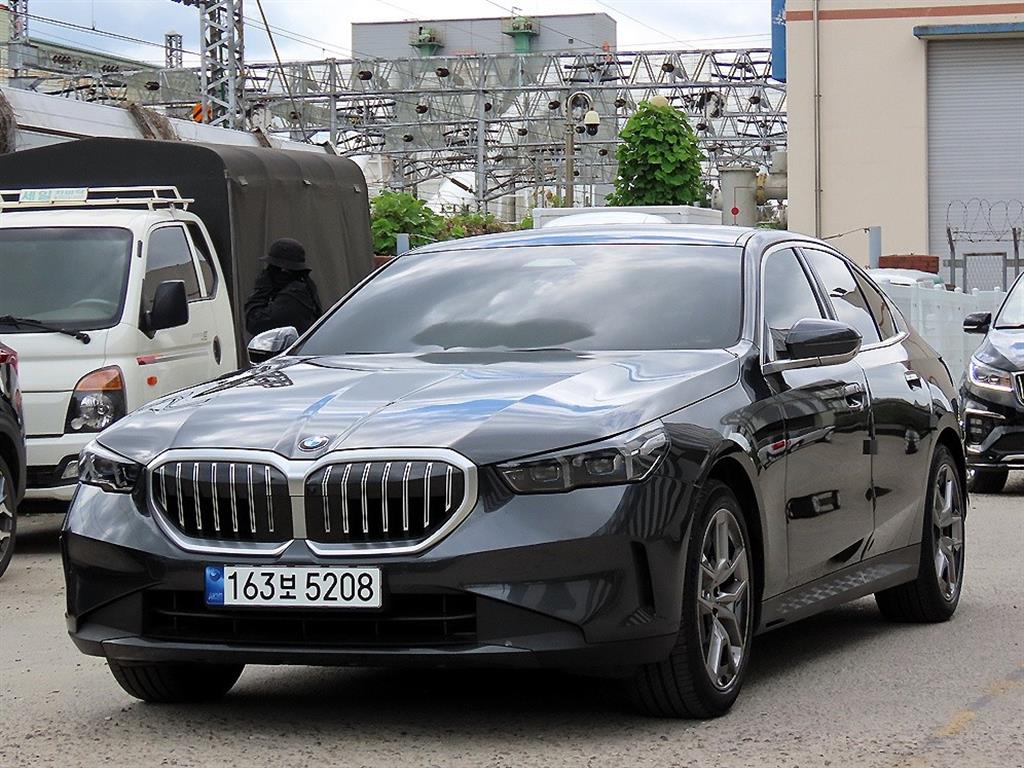 BMW 5시리즈 520i M 스포츠 사진 2/20