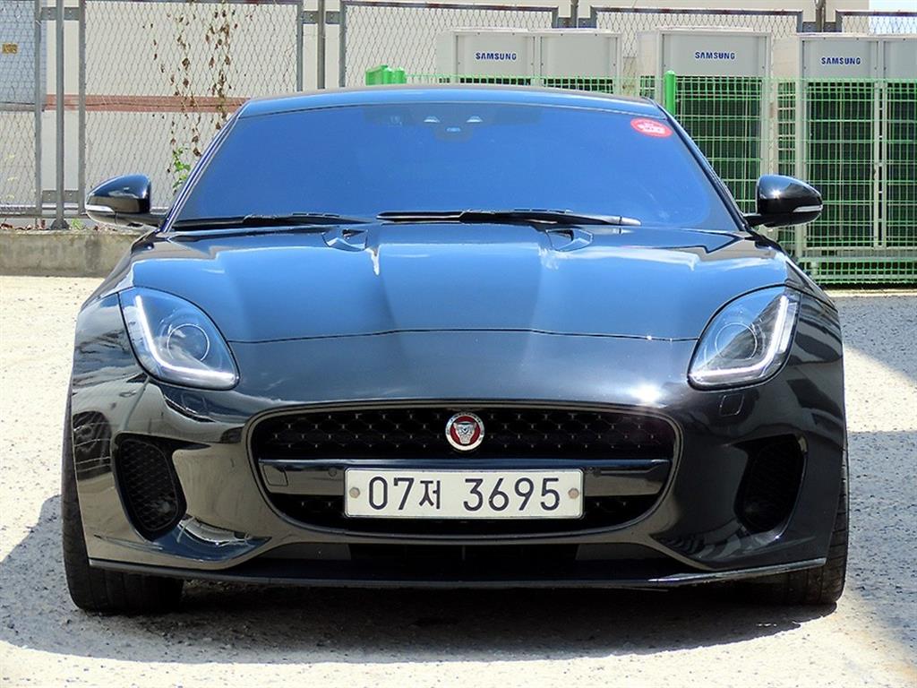 재규어 F-TYPE P300 쿠페 사진
