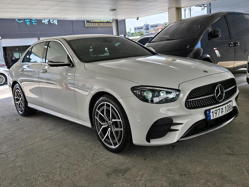 벤츠 E 클래스 E220d 4MATIC AMG라인 사진 2/19