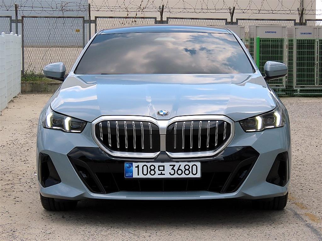 BMW 5시리즈 520i M 스포츠 사진