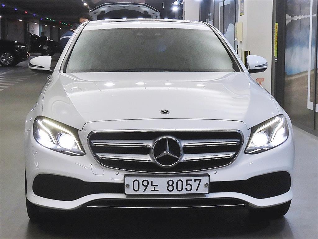 벤츠 E 클래스 E220d 4MATIC 아방가르드 사진