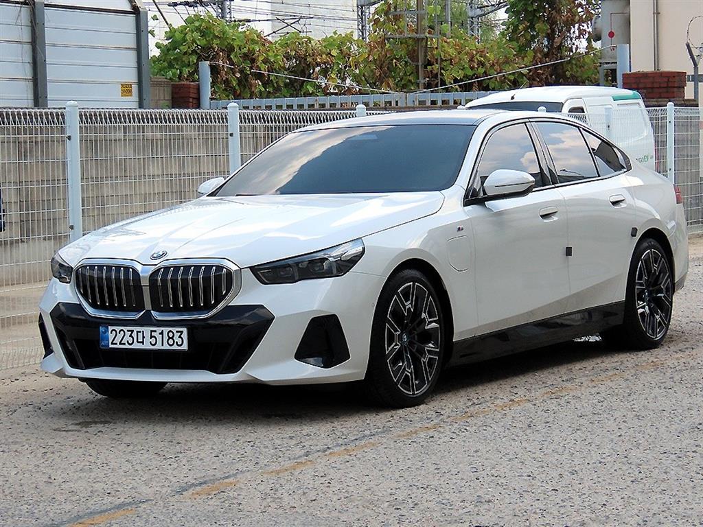 BMW 5시리즈 530e M 스포츠 사진 2/20
