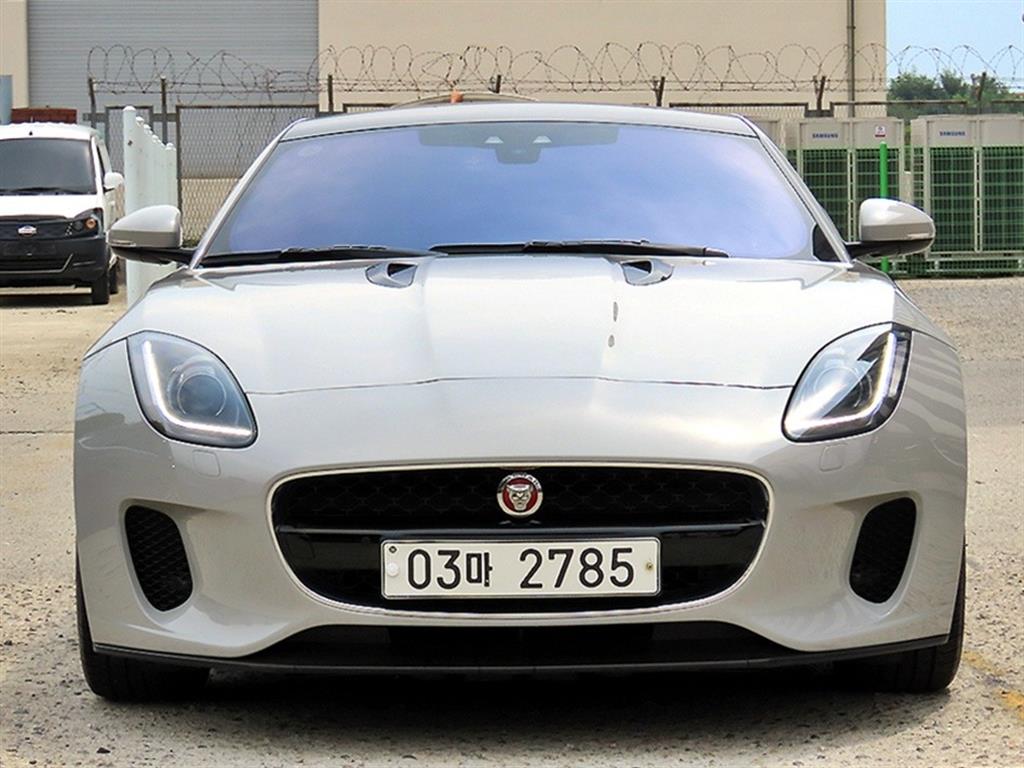재규어 F-TYPE P300 쿠페 사진