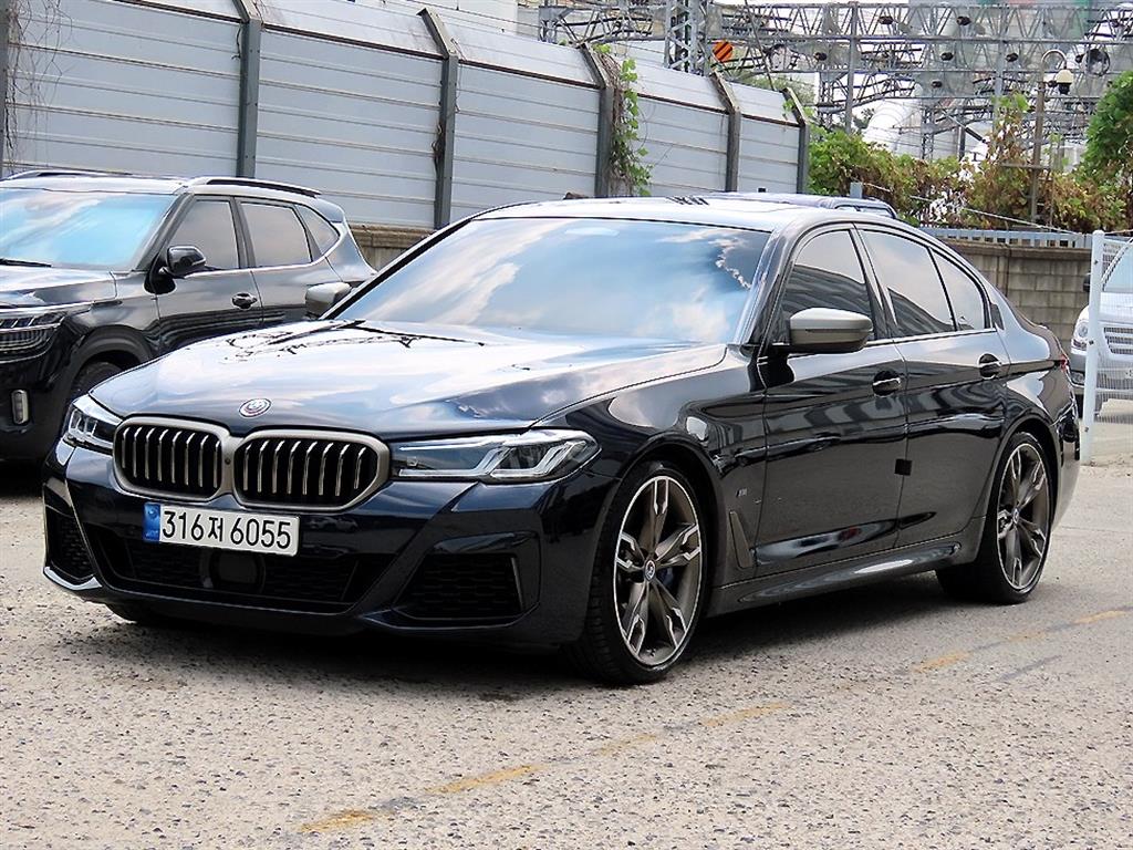 BMW 5시리즈 M550i xDrive 사진