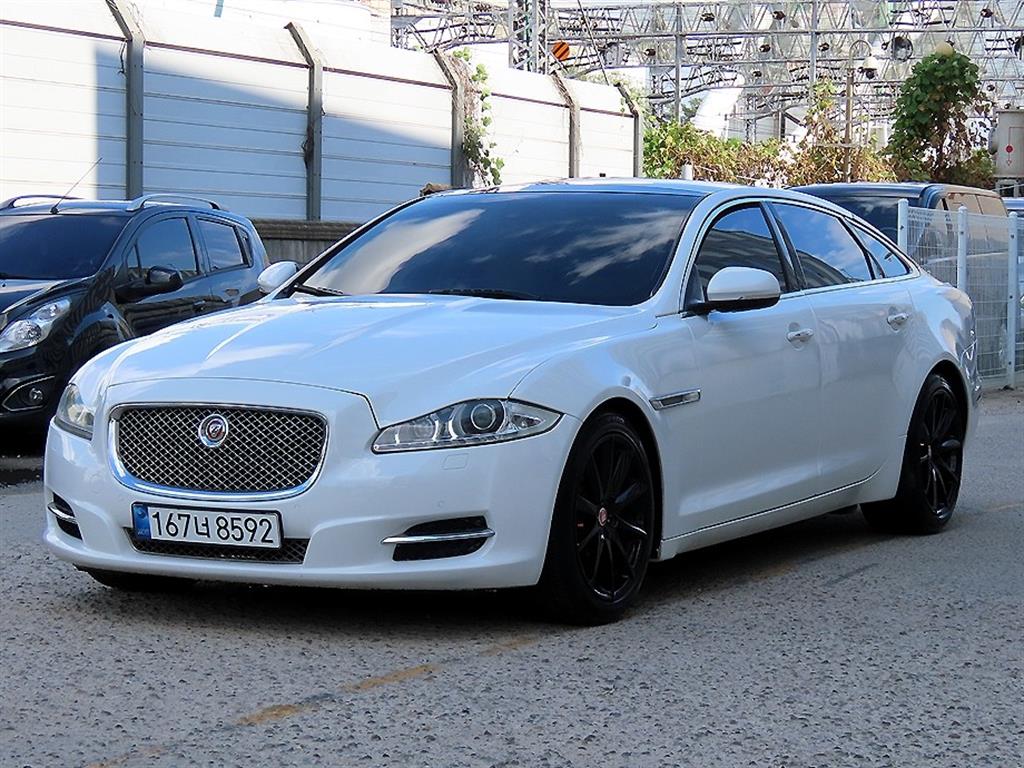 재규어 XJ 3.0D 프리미엄 럭셔리 LWB 사진 2/20