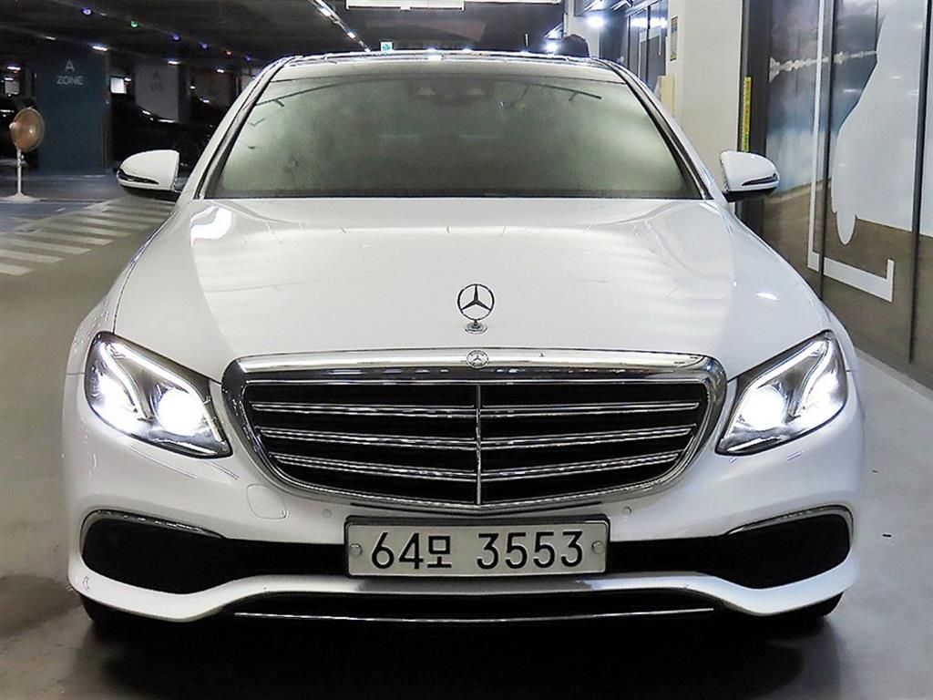 벤츠 E 클래스 E220d 4MATIC 아방가르드 사진