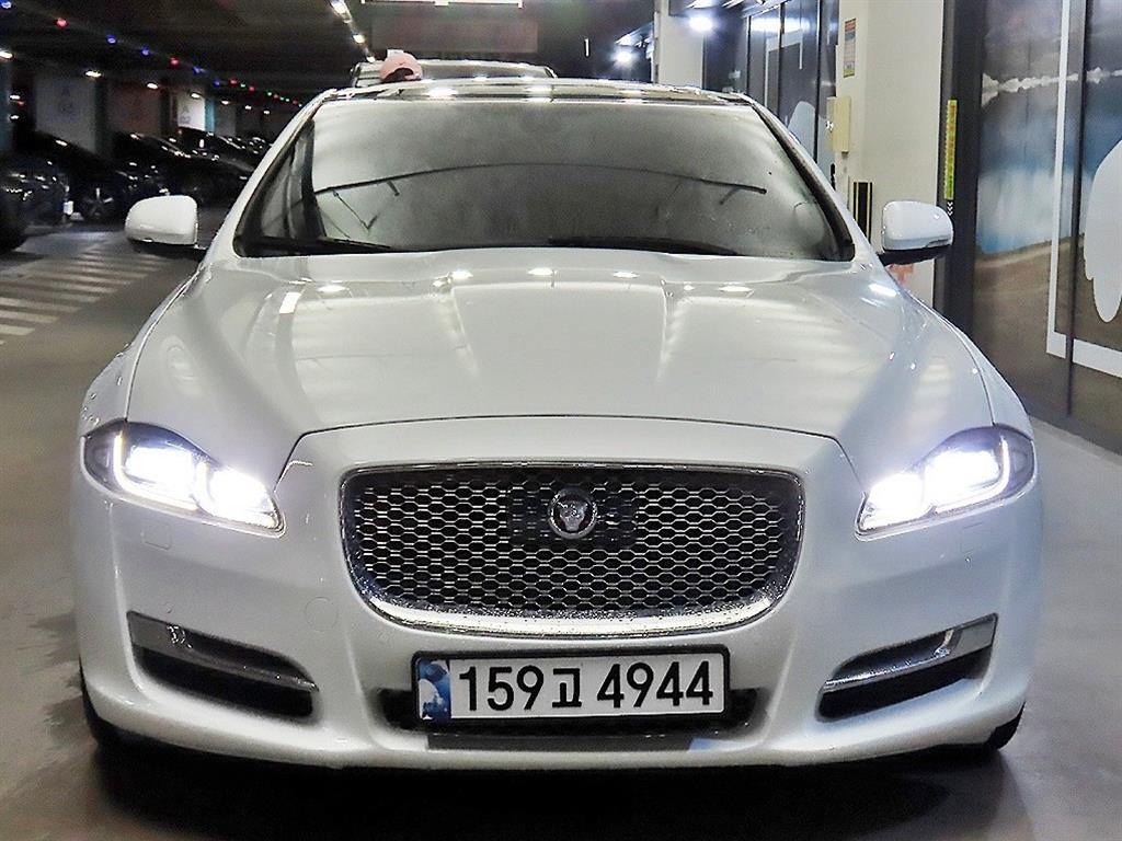 재규어 XJ 3.0D 프리미엄 럭셔리 LWB 사진