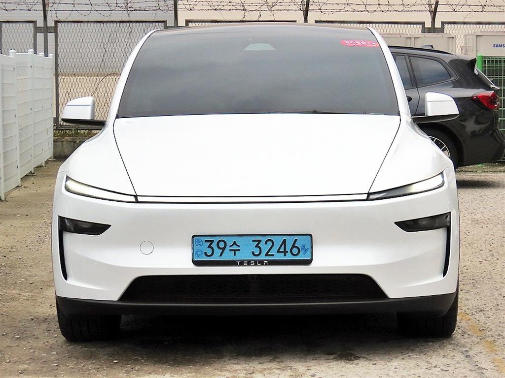 테슬라 모델 Y 롱 레인지 사진