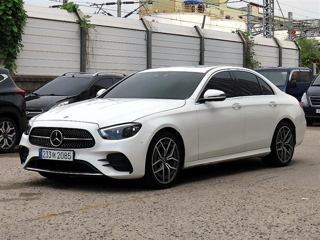 벤츠 E 클래스 E220d 4MATIC AMG라인 사진 2/20