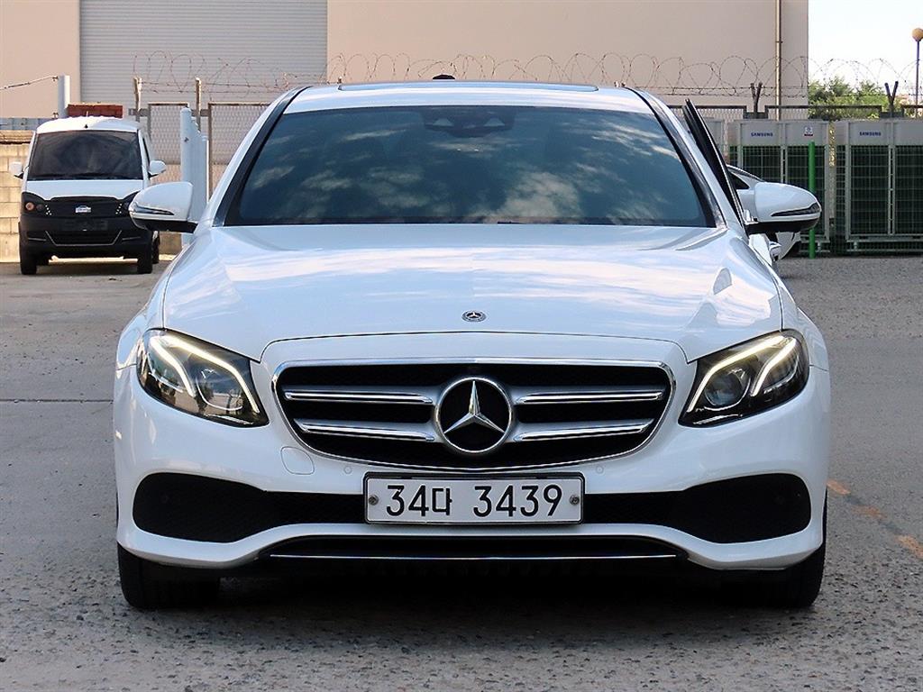 벤츠 E 클래스 E300 4MATIC 아방가르드 사진