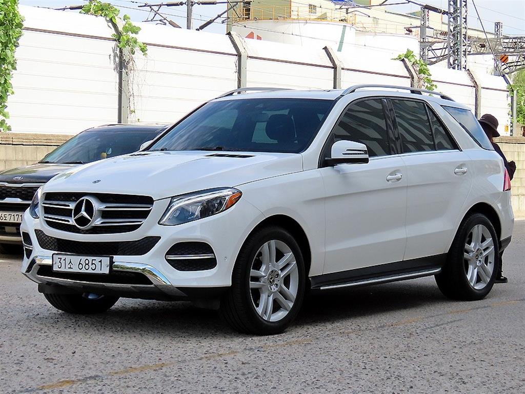 벤츠 GLE 클래스 GLE 350 d 4MATIC 사진 2/20