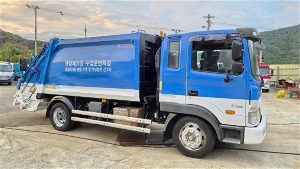 현대 압축진개 메가트럭 5톤 밀판식 배출 - 중고 트럭 매물 이미지