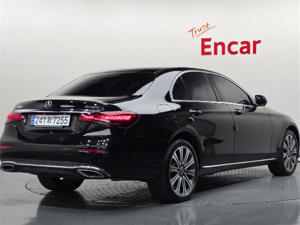 벤츠 E 클래스 E300e 4MATIC 익스클루시브 사진 2/20