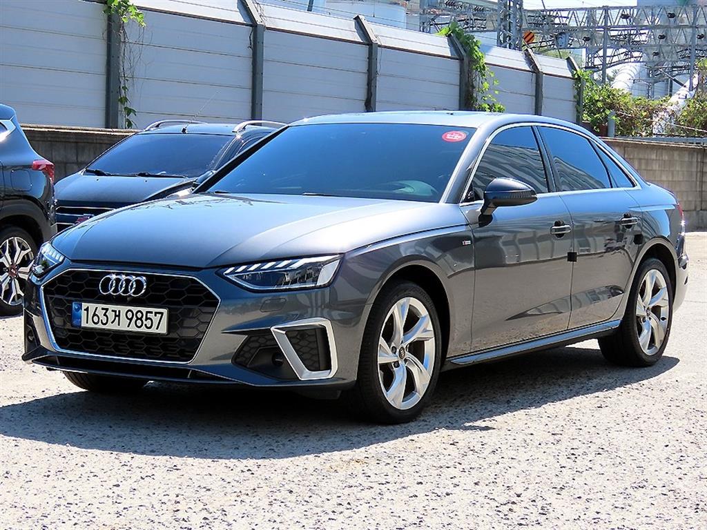 아우디 A4 40 TFSI 프리미엄 사진 2/20