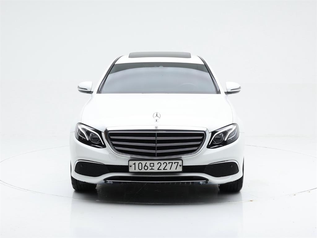 벤츠 E 클래스 E220d 4MATIC 익스클루시브 사진 2/20