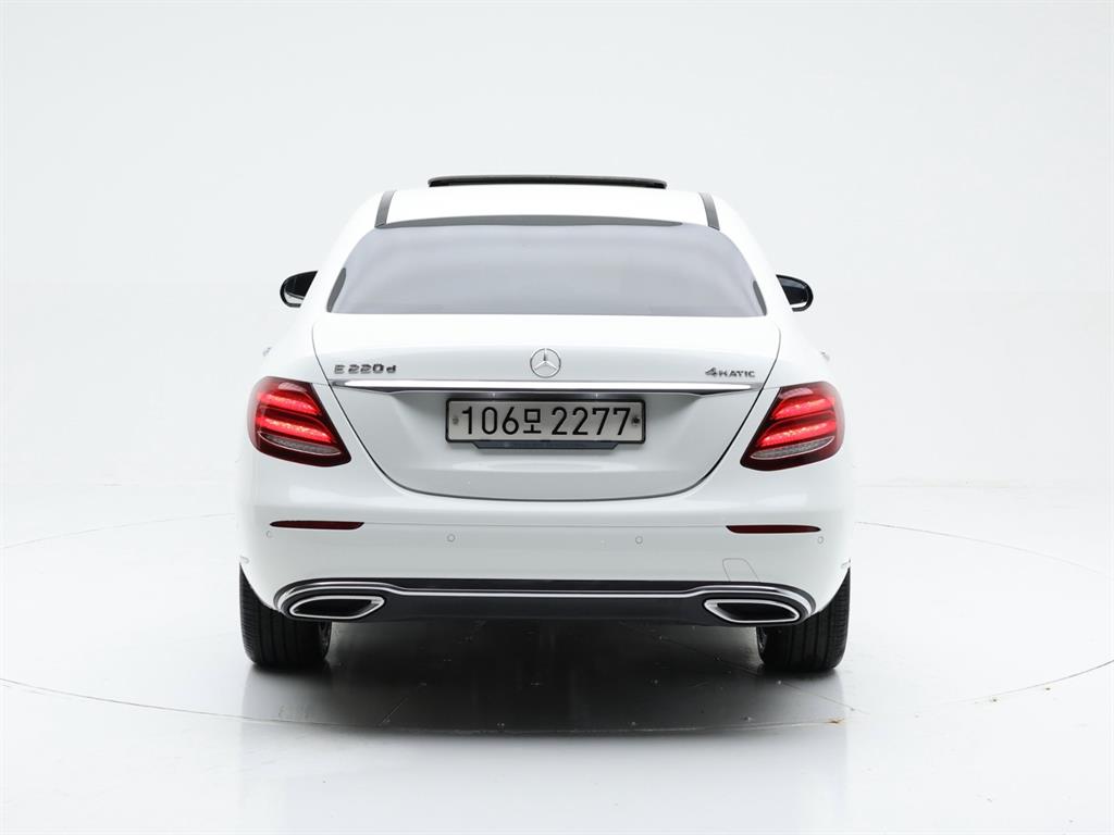 벤츠 E 클래스 E220d 4MATIC 익스클루시브 사진