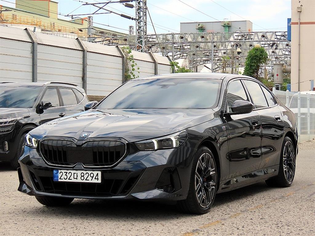 BMW 5시리즈 530e M 스포츠 프로 사진 2/20