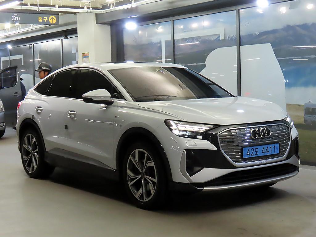 Q4 e-트론 40 스포트백 프리미엄 2023년식
