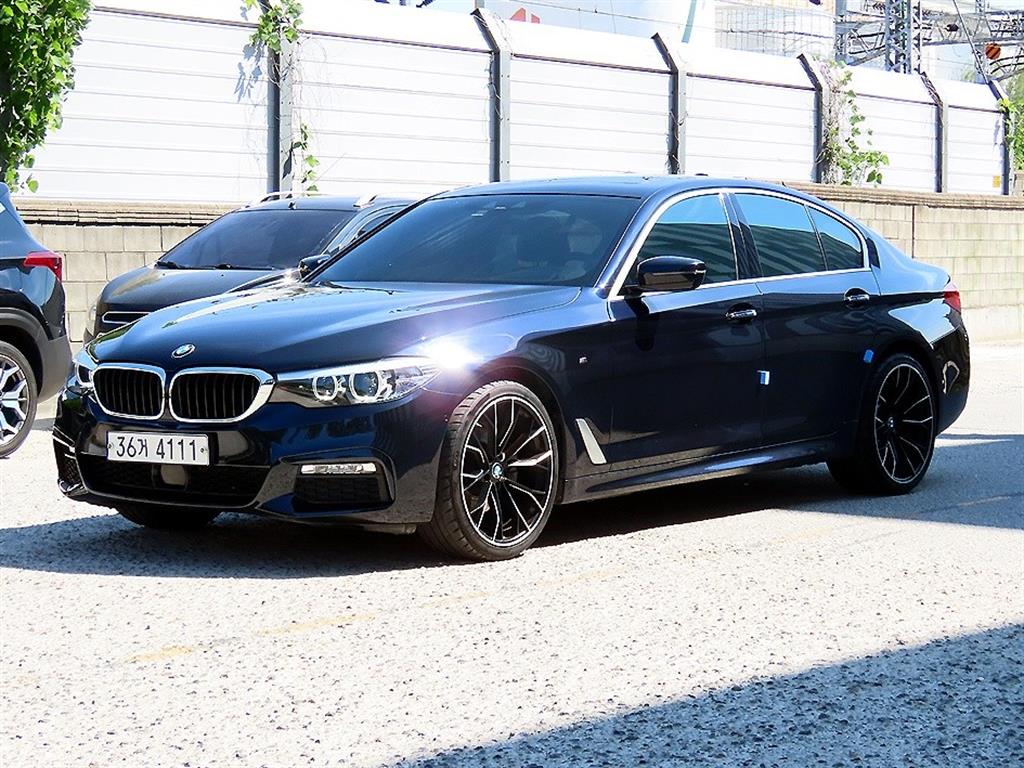 BMW 5시리즈 520d M 스포츠 플러스 사진 2/20