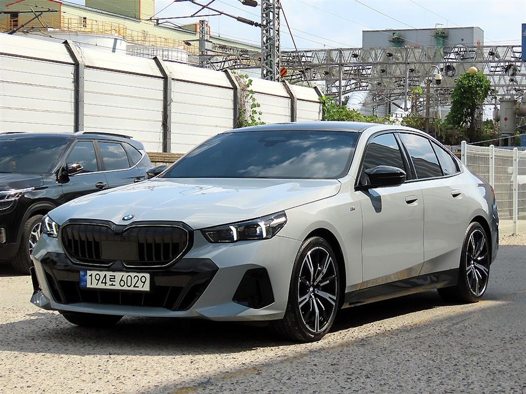 BMW 5시리즈 530i xDrive M 스포츠 사진 2/20