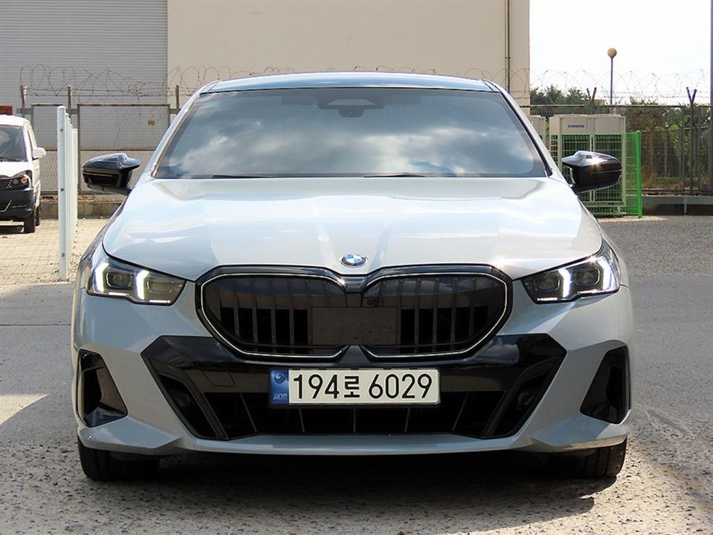 BMW 5시리즈 530i xDrive M 스포츠 사진