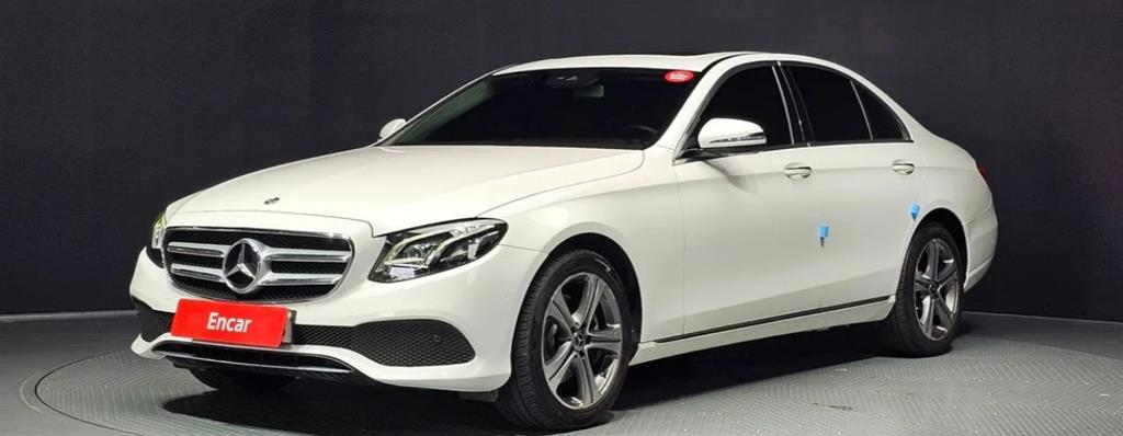벤츠 E 클래스 E220d 아방가르드 사진 2/20