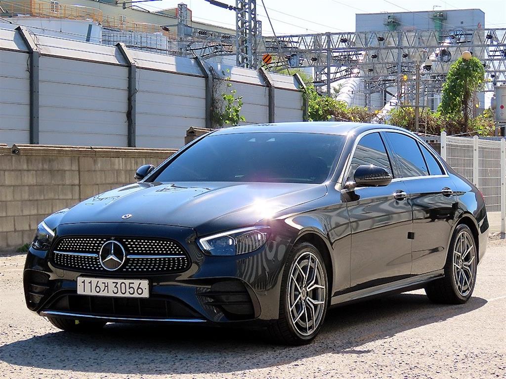 벤츠 E 클래스 E220d 4MATIC AMG라인 사진 2/20