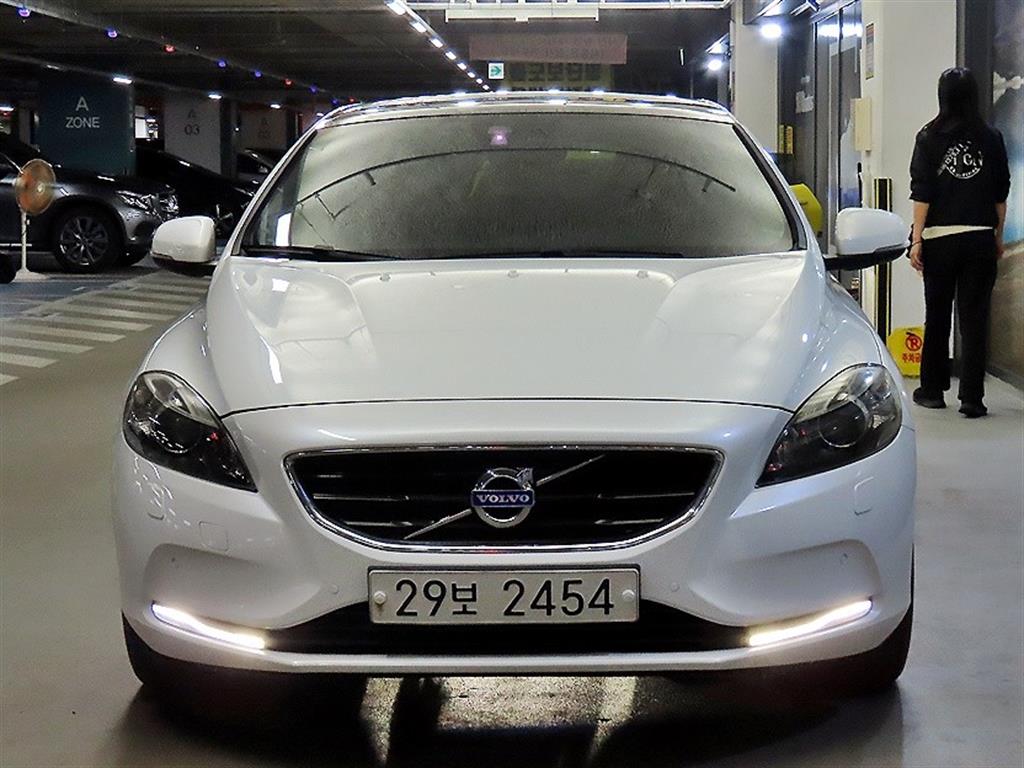볼보 V40 D3 모멘텀 사진