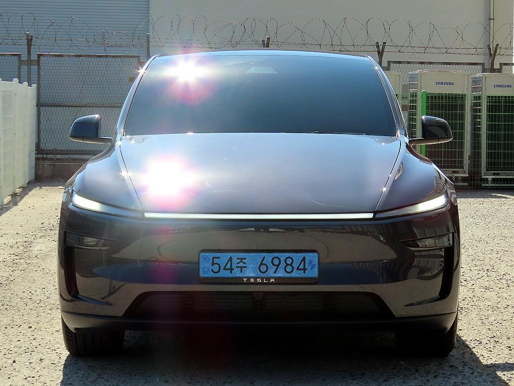 테슬라 모델 Y 프리미엄 롱 레인지 사진