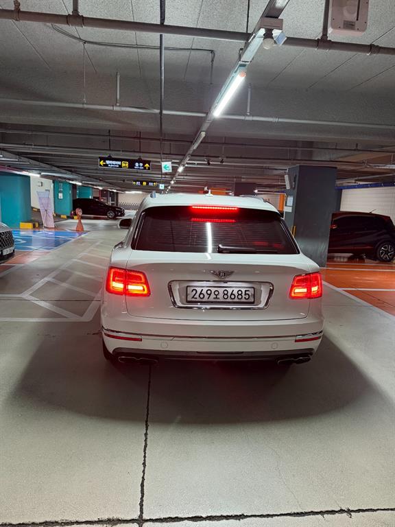 벤틀리 벤테이가 4.0 V8 사진