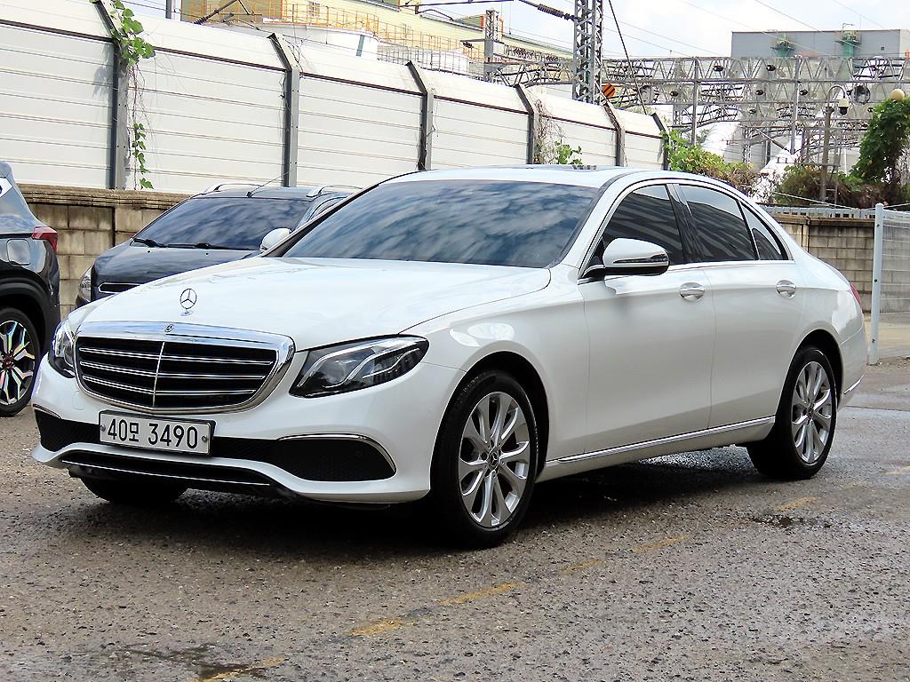 벤츠 E 클래스 E220d 4MATIC 익스클루시브 사진 2/20