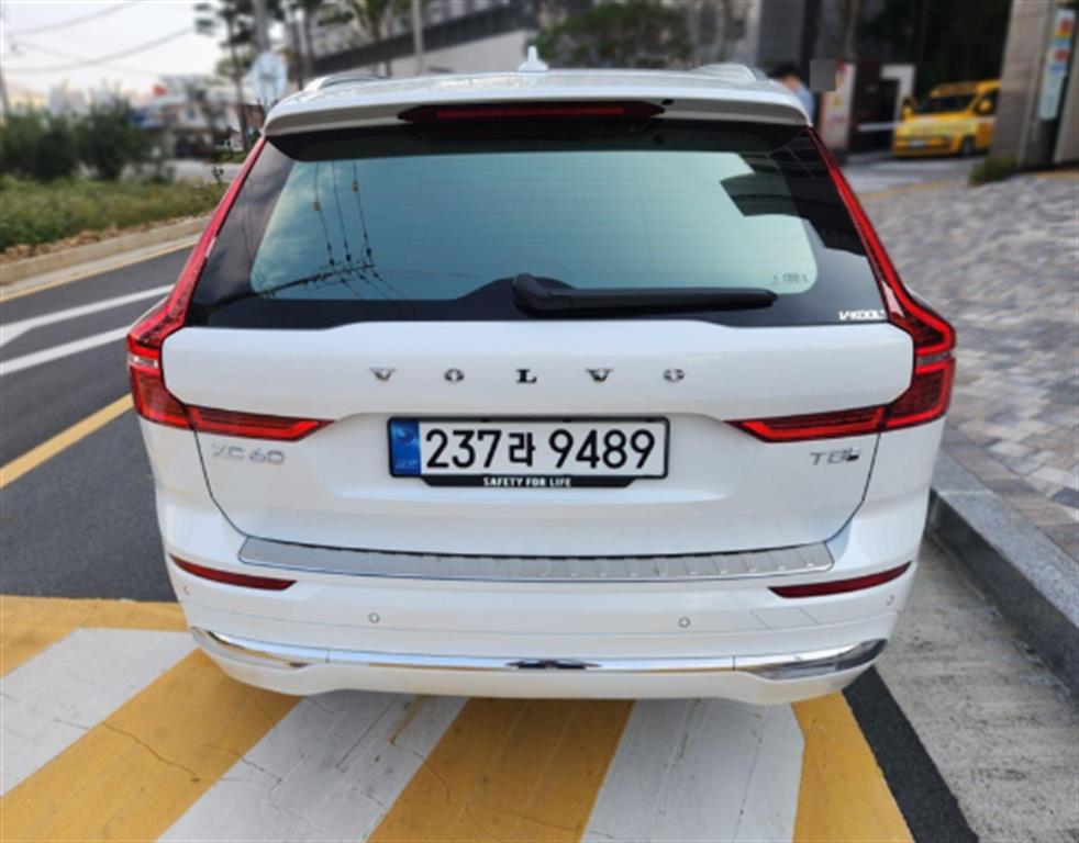 볼보 XC60 T8 AWD 얼티메이트 브라이트 사진 2/11