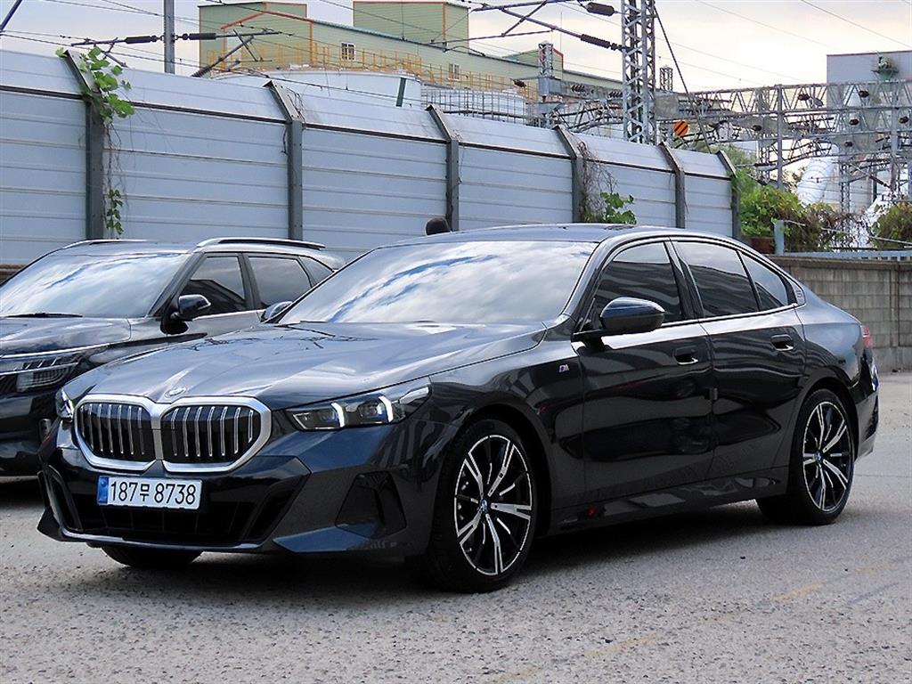 BMW 5시리즈 520i M 스포츠 사진 2/20