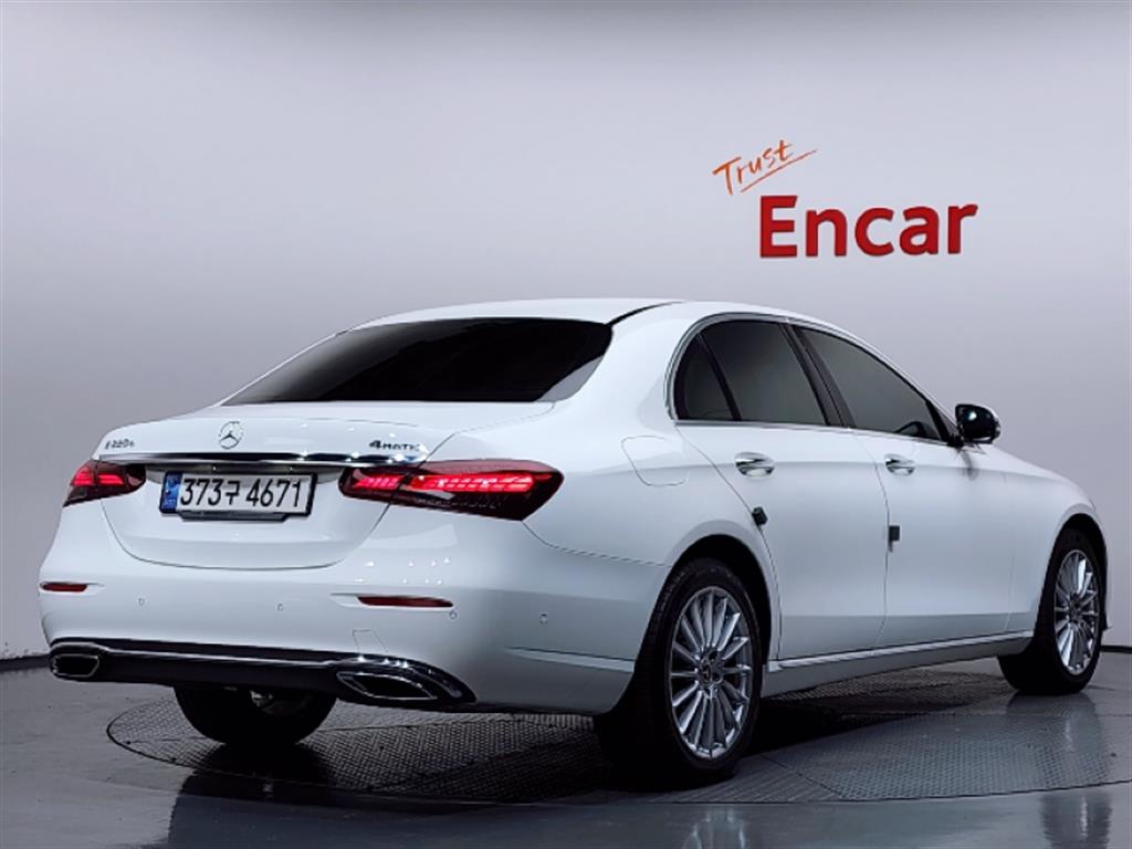 벤츠 E 클래스 E220d 4MATIC 익스클루시브 사진 2/20