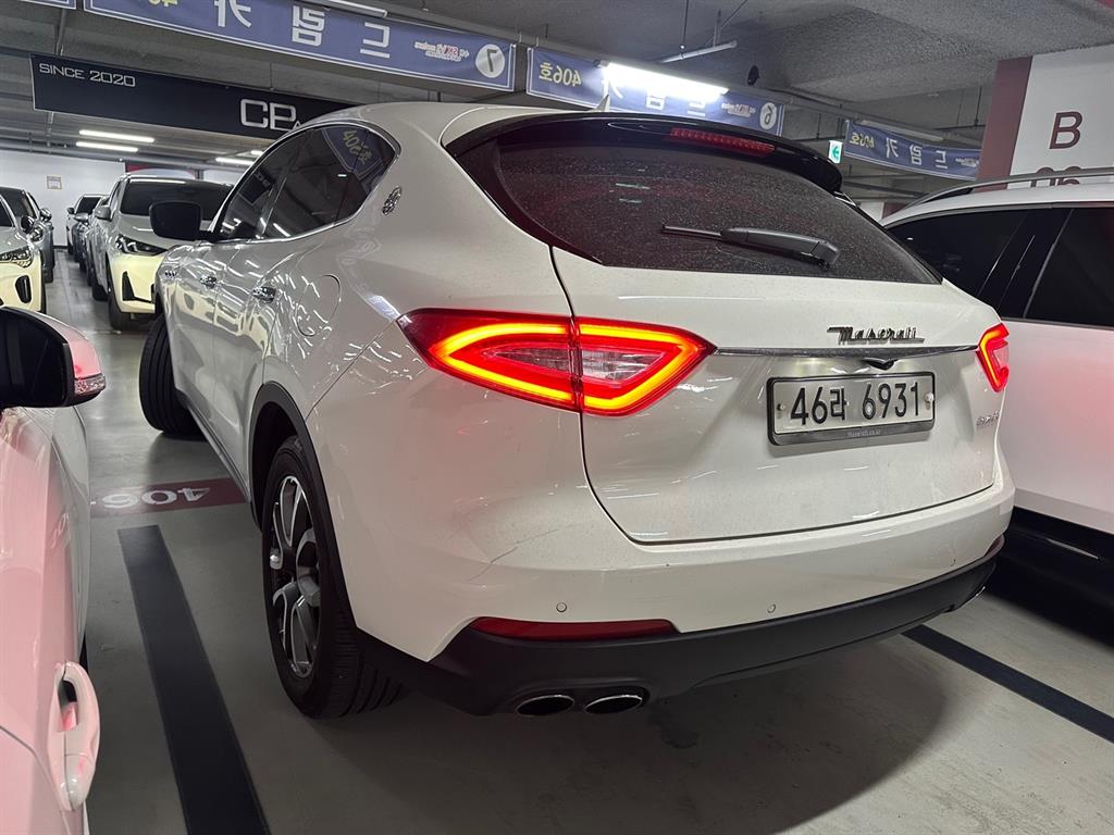 마세라티 르반떼 3.0 AWD 사진 2/20