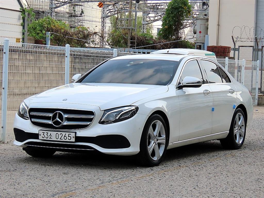 벤츠 E 클래스 E220d 아방가르드 사진 2/20