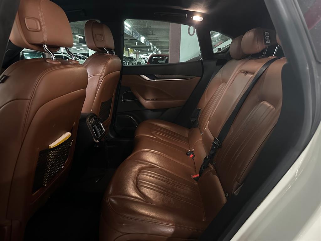 마세라티 르반떼 3.0 AWD 사진