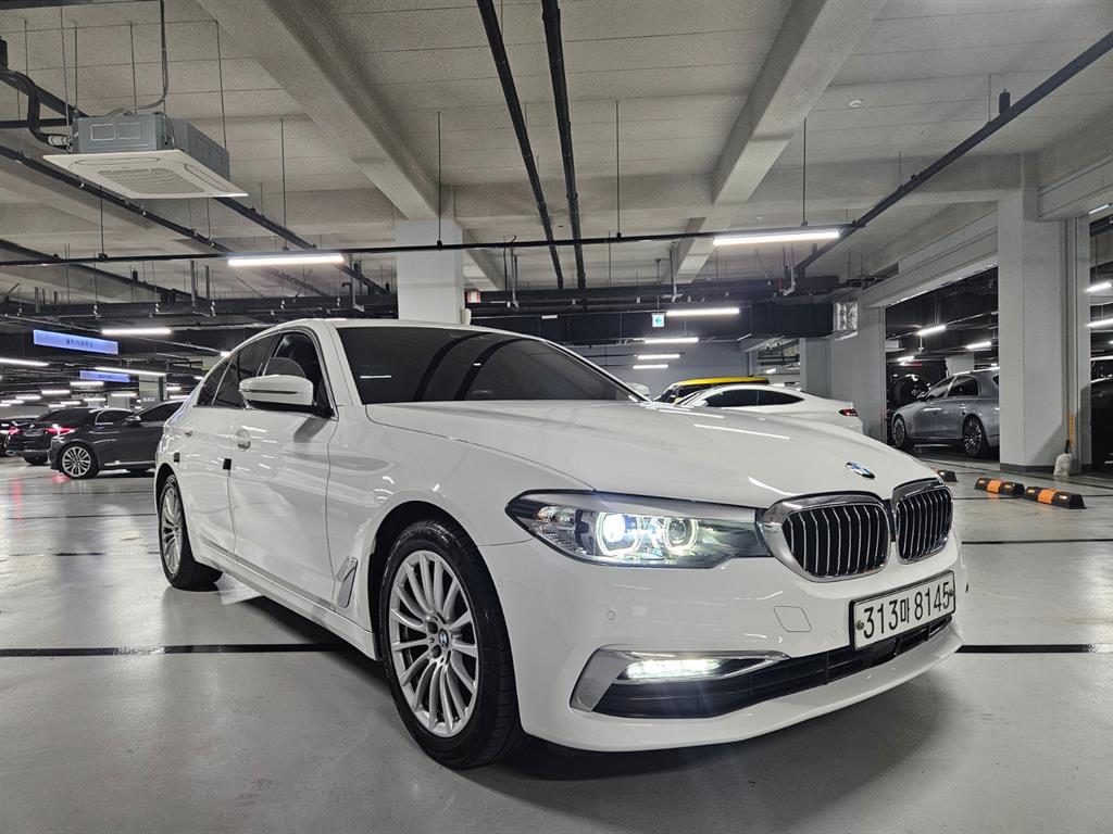 BMW 5시리즈 520i 럭셔리 사진 2/19