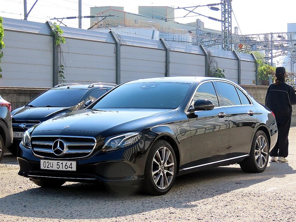벤츠 E 클래스 E300 4MATIC 아방가르드 사진 2/20